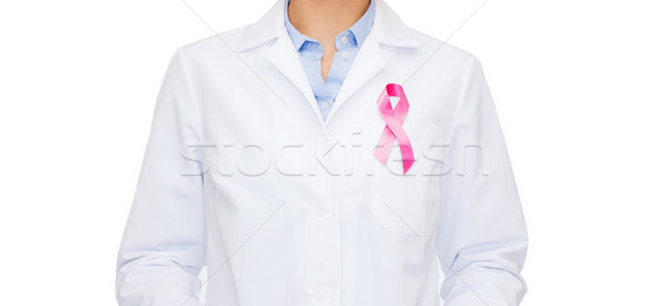 Femeie medic cancerul de san constientizare panglică asistenţă medicală Imagine de stoc © dolgachov