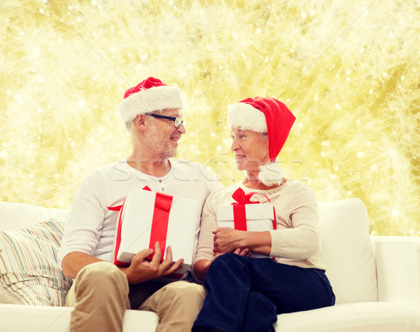 Foto stock: Feliz · pareja · de · ancianos · cajas · de · regalo · familia
