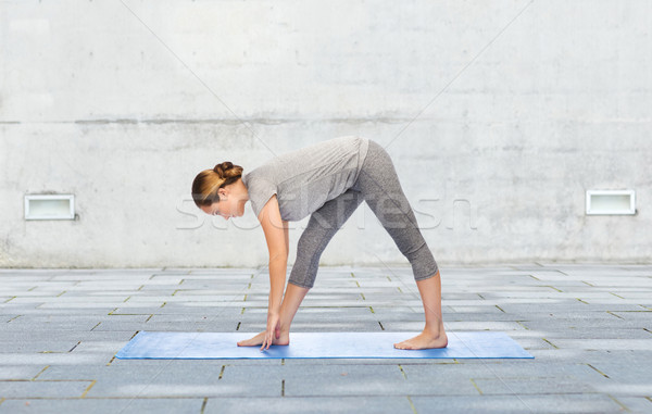 [[stock_photo]]: Femme · yoga · intense · posent · fitness