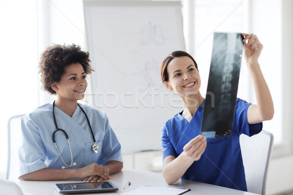 Fericit femeie medici Xray imagine spital Imagine de stoc © dolgachov