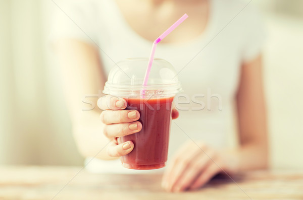 Frau halten Tasse Smoothie gesunde Ernährung Stock foto © dolgachov