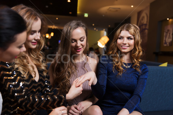 女子 顯示 訂婚戒指 朋友 慶典 舞會 商業照片 © dolgachov