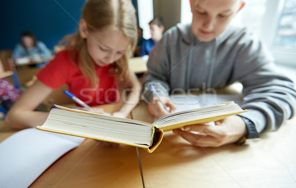 Escola secundária estudantes leitura livro aprendizagem educação Foto stock © dolgachov