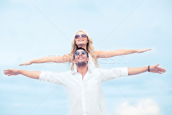 Foto stock: Pareja · tomados · de · las · manos · hasta · mar · lado · verano