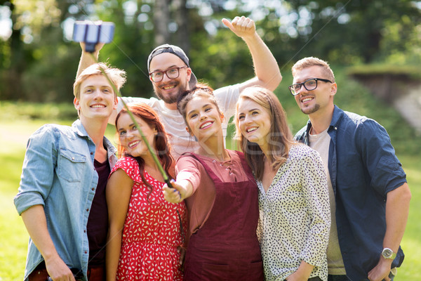 Vrienden smartphone zomer recreatie vakantie Stockfoto © dolgachov