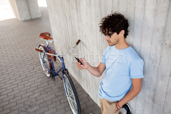 Homme smartphone fixé engins vélo rue [[stock_photo]] © dolgachov