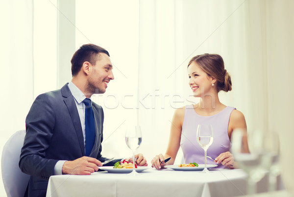 Uśmiechnięty para jedzenie danie główne restauracji wakacje Zdjęcia stock © dolgachov
