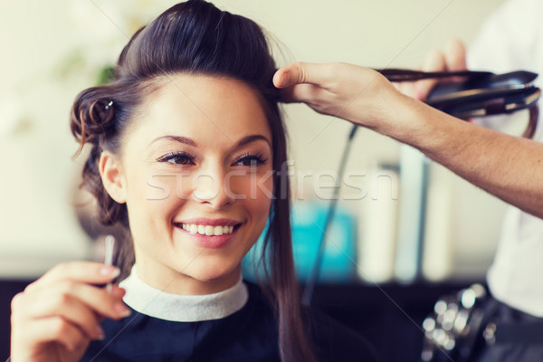 Fericit femeie stilist coafura salon Imagine de stoc © dolgachov