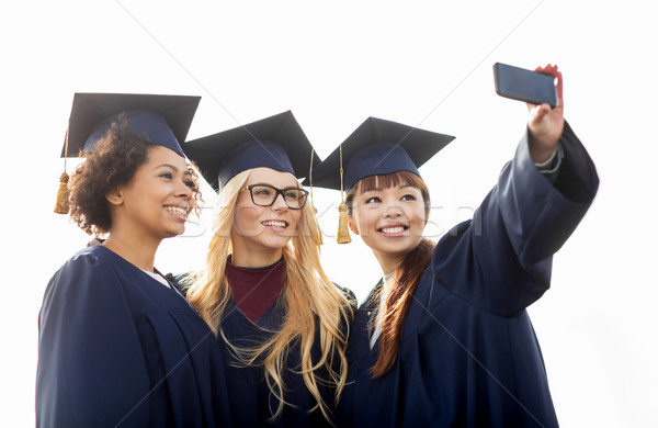 Studenţi burlaci smartphone educaţie absolvire Imagine de stoc © dolgachov