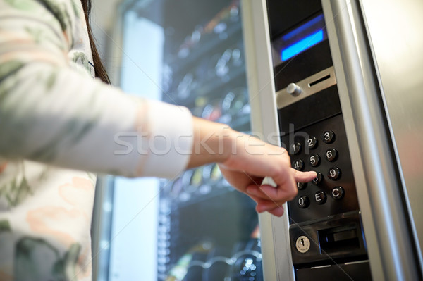 手 推動 鈕 自動售貨機 鍵盤 出售 商業照片 © dolgachov
