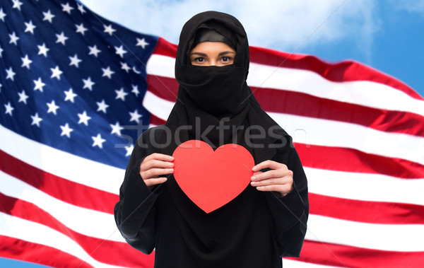 Muszlim nő hidzsáb tart piros szív Stock fotó © dolgachov