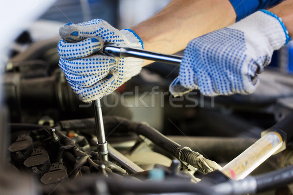 Mechanik człowiek klucz samochodu warsztaty Zdjęcia stock © dolgachov