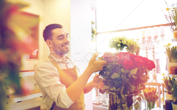 Lächelnd Blumengeschäft Mann Rosen Blumenladen Menschen Stock foto © dolgachov