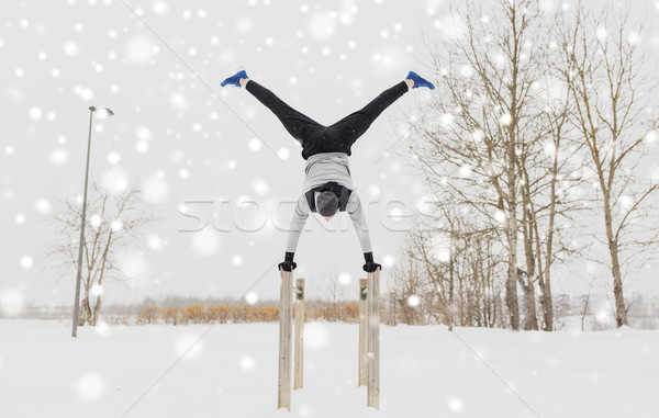 Junger Mann parallel Bars Winter Fitness Stock foto © dolgachov