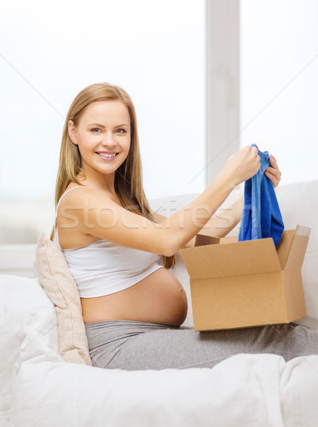 Gülen hamile kadın açılış kutu gebelik Stok fotoğraf © dolgachov