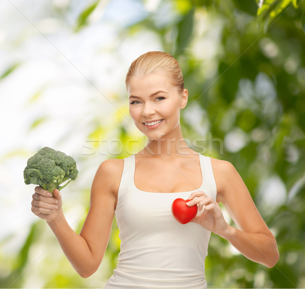 Glimlachende vrouw hart symbool broccoli gezondheid Stockfoto © dolgachov