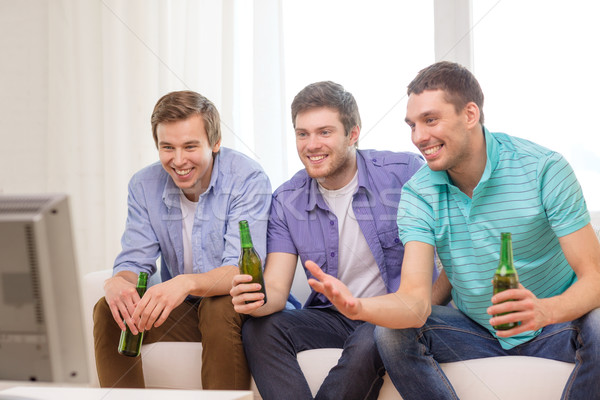 Fericit masculin prietenii bere vizionarea televizor Imagine de stoc © dolgachov