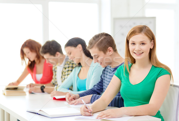 Studenten Lehrbücher Pfund Schule Bildung fünf Stock foto © dolgachov