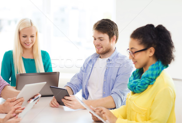 Stockfoto: Glimlachend · team · tabel · pc · laptop · kantoor