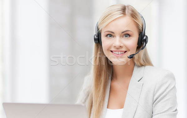 Prietenos femeie helpline operator laptop zâmbitor Imagine de stoc © dolgachov