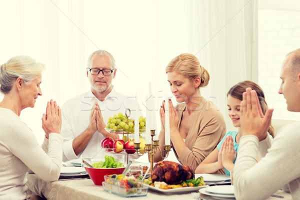 Gülen aile tatil akşam yemeği ev tatil Stok fotoğraf © dolgachov