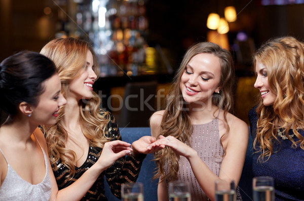 Nő mutat eljegyzési gyűrű barátok ünneplés buli Stock fotó © dolgachov