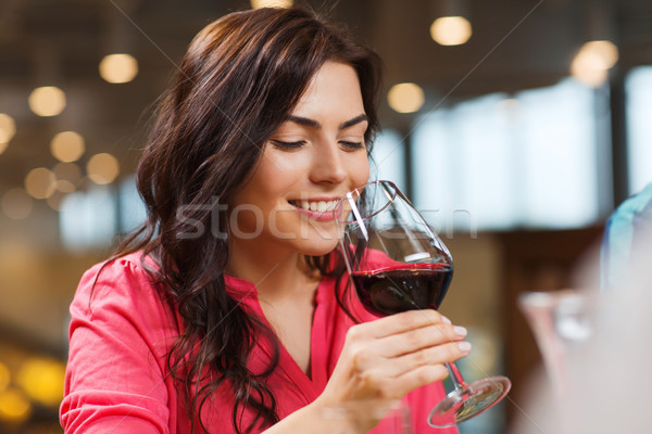 Stock fotó: Mosolygó · nő · iszik · vörösbor · étterem · szabadidő · italok
