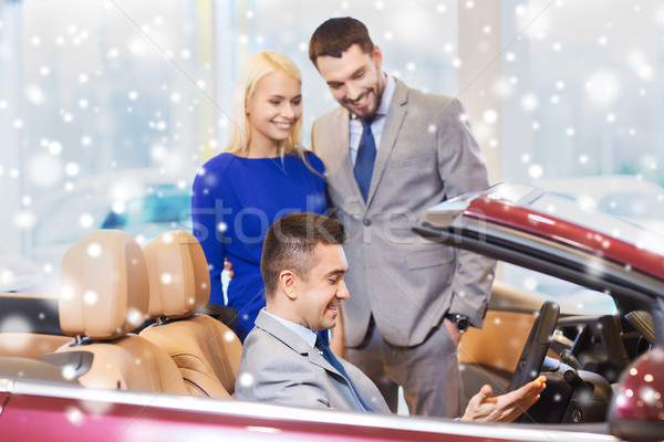 Fericit cuplu dealer auto Auto arăta salon Imagine de stoc © dolgachov