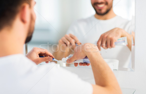 Homme dentifrice brosse à dents hygiène dentaire [[stock_photo]] © dolgachov