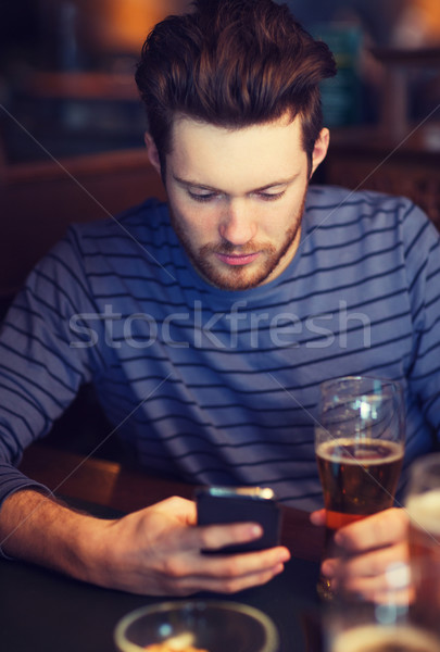 Stockfoto: Man · smartphone · drinken · bier · bar · mensen