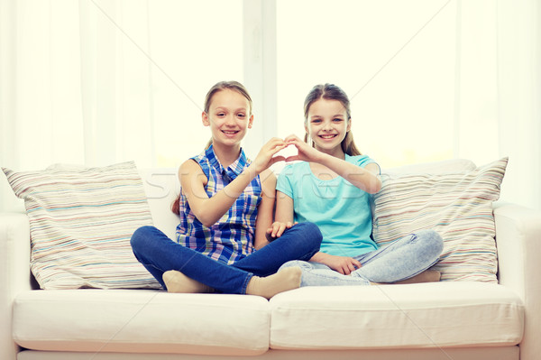 Stockfoto: Gelukkig · tonen · hartvorm · handteken · mensen