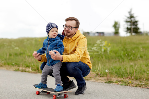 Fericit tată skateboard familie Imagine de stoc © dolgachov