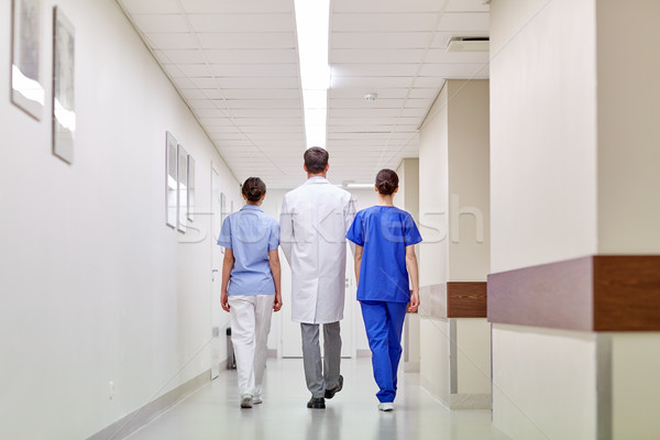 Csoport orvosok sétál kórház klinika hivatás Stock fotó © dolgachov