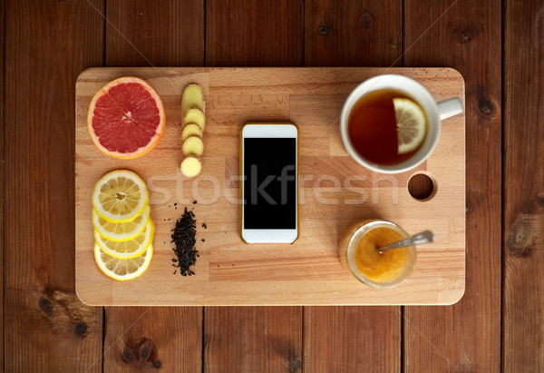 Foto d'archivio: Smartphone · Cup · limone · tè · miele · zenzero