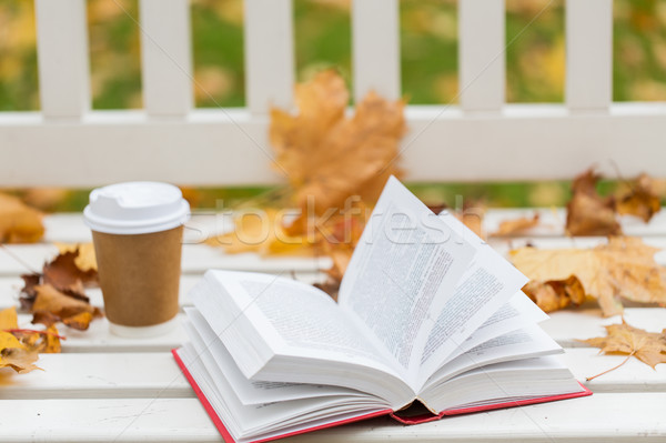 Foto d'archivio: Libro · aperto · tazza · di · caffè · panchina · autunno · parco · stagione