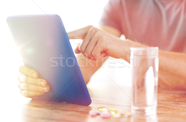 Foto stock: Manos · pastillas · agua · medicina