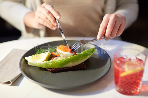 Vrouw eten kaviaar toast restaurant eten nieuwe Stockfoto © dolgachov