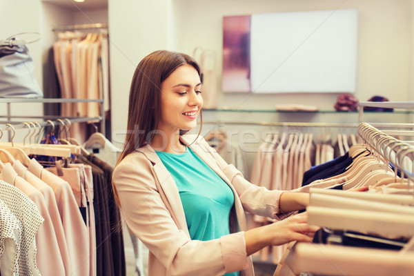 Stockfoto: Gelukkig · jonge · vrouw · kiezen · kleding · mall · verkoop
