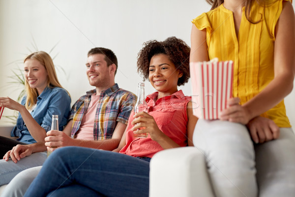 Foto stock: Feliz · amigos · palomitas · viendo · tv · casa