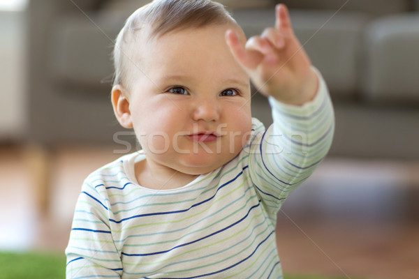 Copil băiat stâncă semn de mana acasă Imagine de stoc © dolgachov