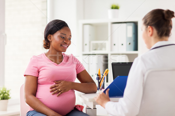 Gynaecoloog zwangere vrouw ziekenhuis zwangerschap geneeskunde gezondheidszorg Stockfoto © dolgachov