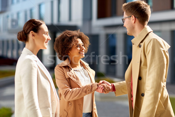 Feliz a la gente apretón de manos calle de la ciudad negocios gesto Foto stock © dolgachov