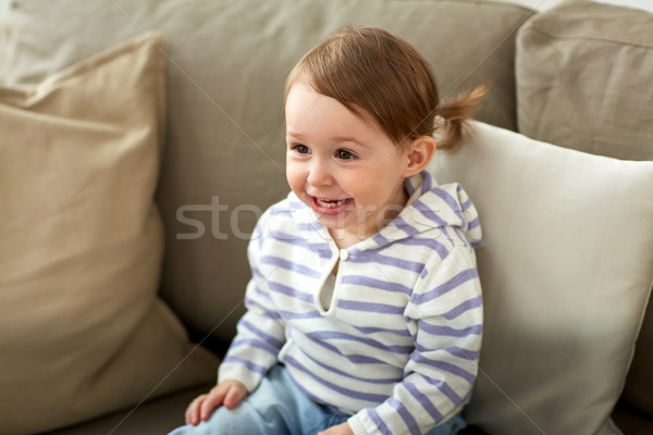 Boldog mosolyog kislány ül kanapé otthon Stock fotó © dolgachov