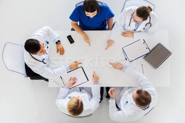 Gruppe Ärzte arbeiten Tabelle Medizin Gesundheitswesen Stock foto © dolgachov