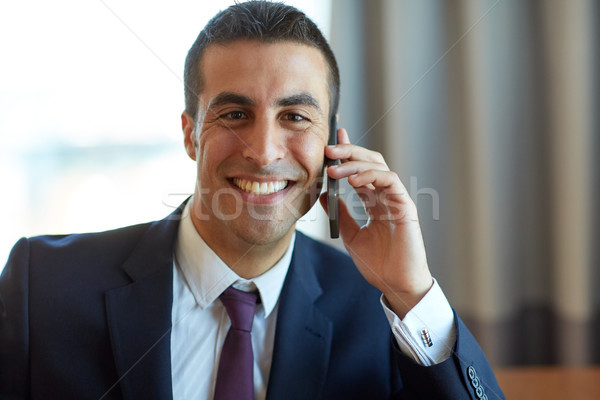 Zakenman roepen smartphone hotelkamer zakenlieden communicatie Stockfoto © dolgachov