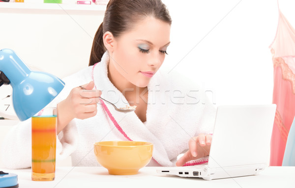 Manger femme ordinateur portable photos alimentaire portable Photo stock © dolgachov