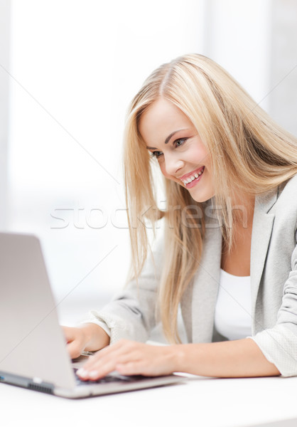 Stockfoto: Zakenvrouw · laptop · foto · glimlachend · met · behulp · van · laptop · computer