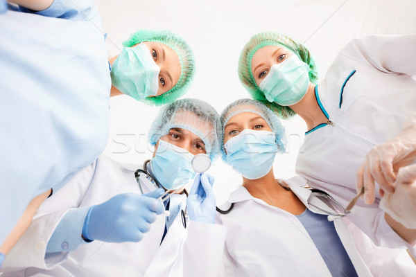Grup medici camera de operare imagine tineri echipă Imagine de stoc © dolgachov
