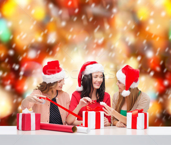 Foto stock: Sonriendo · mujeres · ayudante · cajas · de · regalo