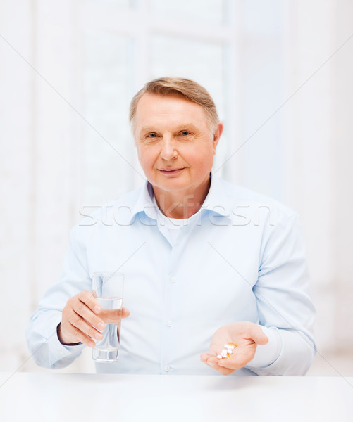 [[stock_photo]]: Vieillard · pilules · verre · eau · santé · pharmacie